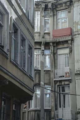 Băi mici, impact mare: 5 trucuri testate în apartamente vechi